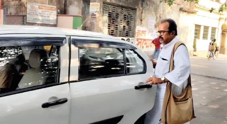 প্রতারণার অভিযোগ তৃণমূলের প্রাক্তন শিক্ষক নেতাকে আটকে টাকা আদায়, চাঞ্চল্য