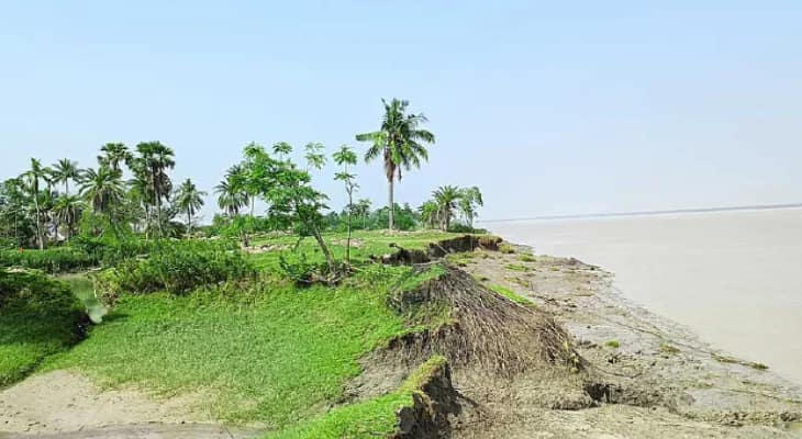 সাগরদিঘির পাটকেলডাঙায় ধস প্রবণ নদীর পাড় বাঁধানোর দাবি