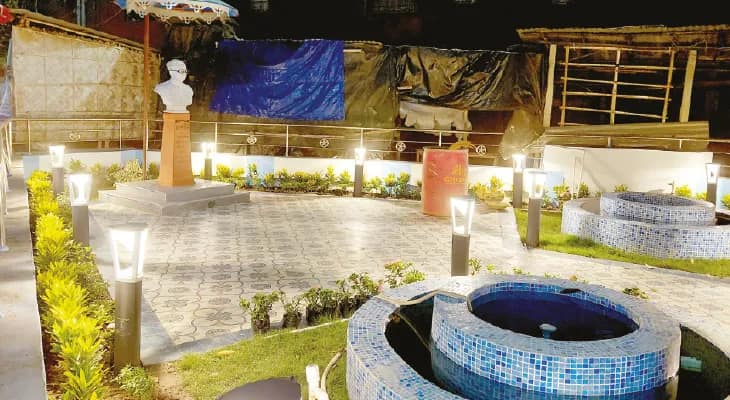 সুদৃশ্য গেট, বাহারি ফুলগাছে সেজে উঠেছে নেতাজি মূর্তি