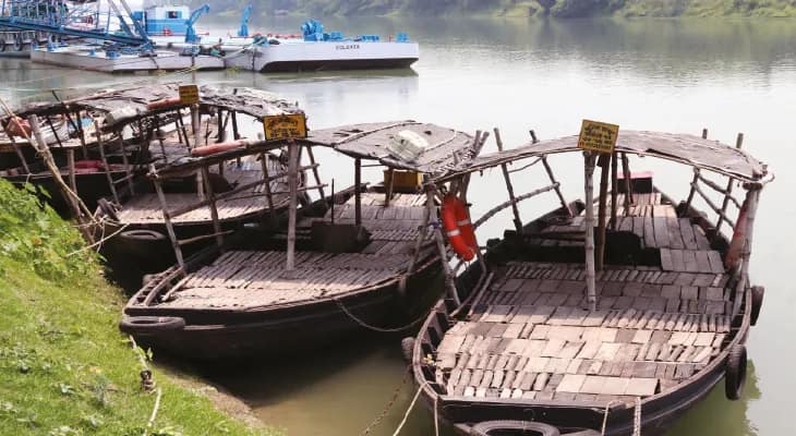 হাজারদুয়ারিতে পর্যটকদের দেখা নেই,  রুজি রোজগারে টান নৌকার মাঝিদের