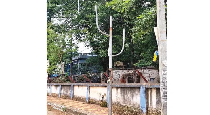 সিউড়ি পুর এলাকায় ত্রিফলা বাতি অকেজো, ফের উঁচু বাতিস্তম্ভ বসানোয় প্রশ্ন