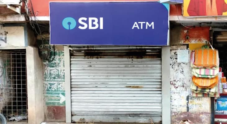 গভীর রাতে গাড়ি করে এসে দু’টি এটিএম লুট