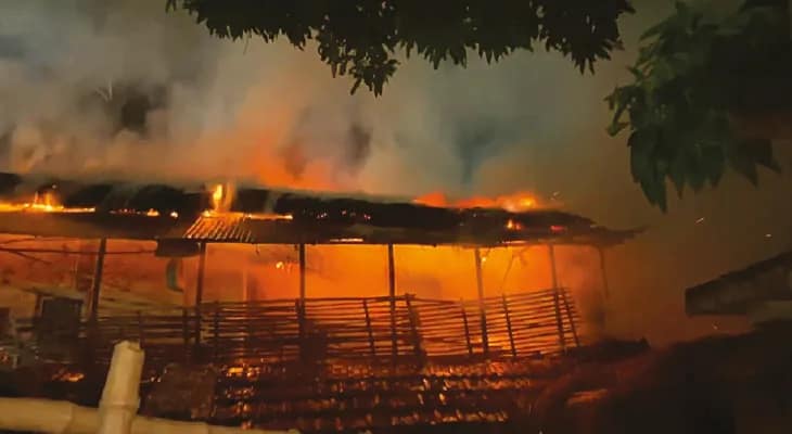 বর আসার আনন্দে দেদার বাজি ফুলকির আগুনে পুড়ল গরিবের ঘর