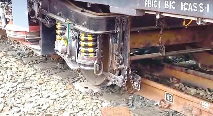 দমদমে লাইনচ্যুত লোকাল, ‘আগের জন্মের হয়তো পুণ্য ছিল, তাই এই যাত্রায় বেঁচে গেলাম’