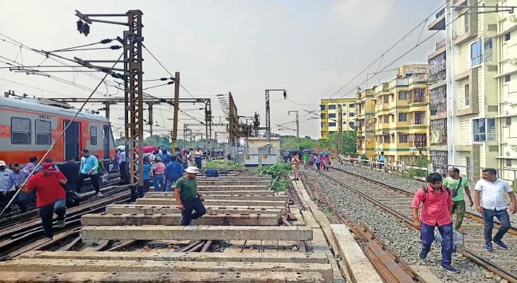 দমদমে লাইনচ্যুত লোকাল, থমকাল একের পর এক ট্রেন, চরম ভোগান্তি