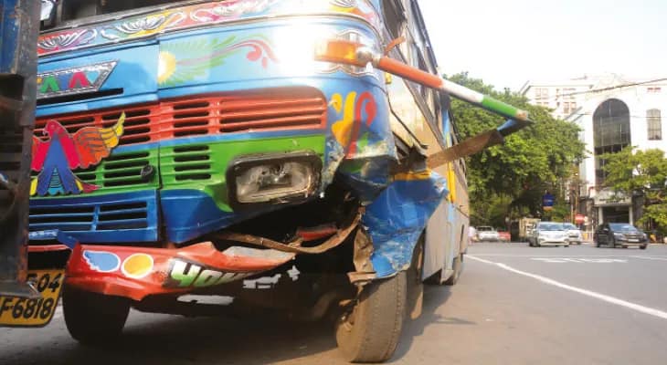 ফের রেষারেষি, পরপর সাতটি গাড়িতে ধাক্কা বেপরোয়া বাসের