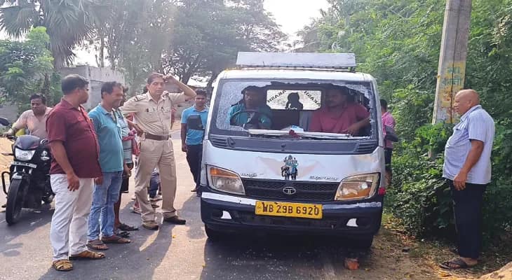 মহিষাদলে পুলকারের ধাক্কায় পথচারীর মৃত্যু, রক্ষা পড়ুয়াদের