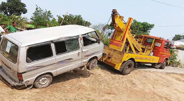 গোঘাটে পুলকার দুর্ঘটনায় জখম অন্তত ১০ জন পড়ুয়া