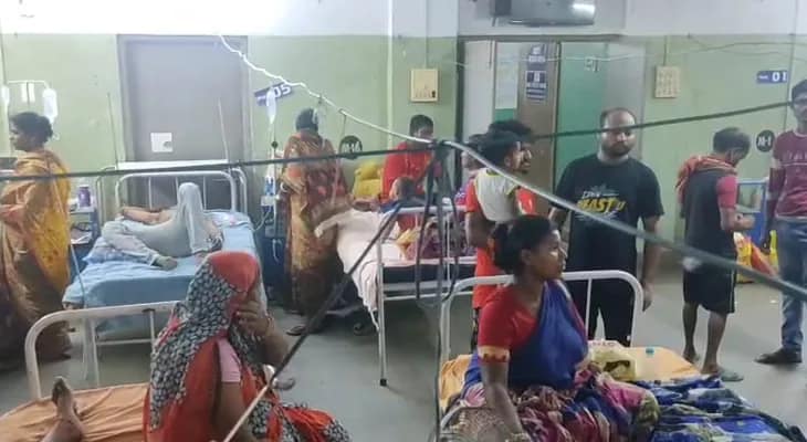 পশ্চিম মেদিনীপুরের দাঁতন থানার মেনকাপুর এলাকায় বিয়ে বাড়ির অনুষ্ঠানের খাবার খেয়ে অসুস্থ হয়ে হাসপাতালে ভর্তি প্রায় ৫০ জন