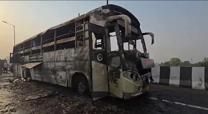 চলন্ত বাসে অগ্নিকাণ্ড, মৃত্যু হল দুই শিশু সহ পাঁচজনের