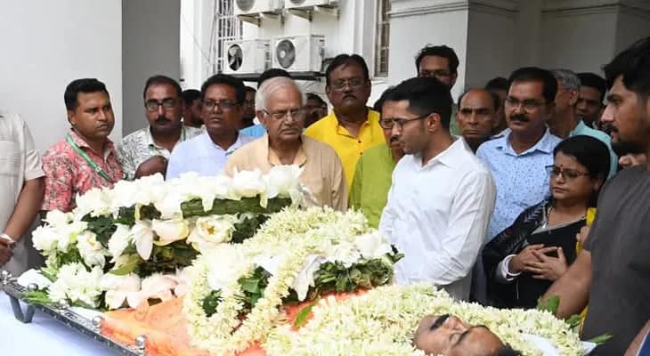 প্রয়াত তৃণমূল বিধায়ক তাপস সাহাকে শেষ শ্রদ্ধা জানালেন তৃণমূলের সর্বভারতীয় সাধারণ সম্পাদক অভিষেক বন্দ্যোপাধ্যায়