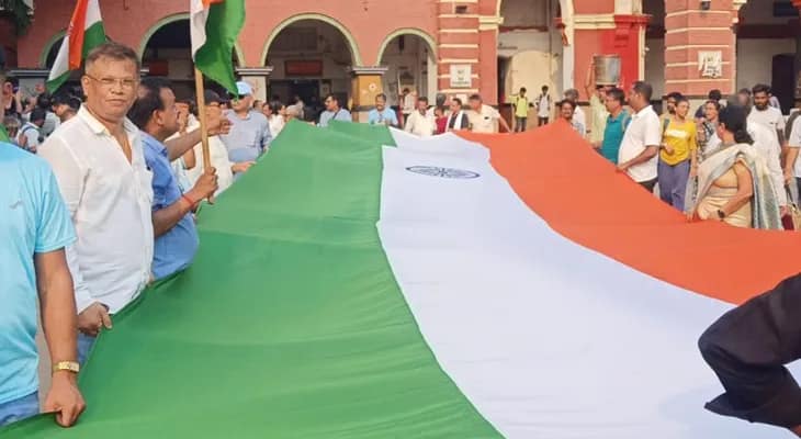 ১০০ ফুট দৈর্ঘ্যের জাতীয় পতাকা নিয়ে মিছিল