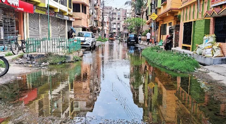 ভরা গ্রীষ্মে রাস্তায় জমা জল, ভোগান্তি আন্দুল রোড সংলগ্ন বিবেকানন্দ নগরে