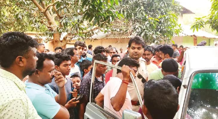 পুকুরিয়ায় শুঁড়ে তুলে আছাড় বৃদ্ধকে, বনকর্মীদের ঘেরাও করে বিক্ষোভ