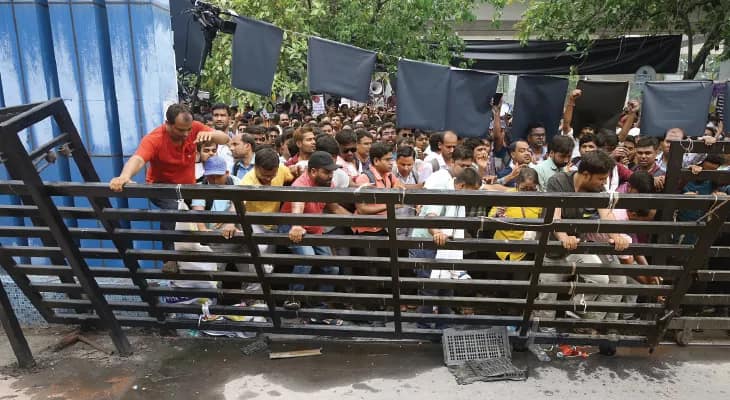 ‘মায়ের ওষুধ’... ঝাঁপ দিয়েও আন্দোলনে ‘বন্দি’ তরুণী