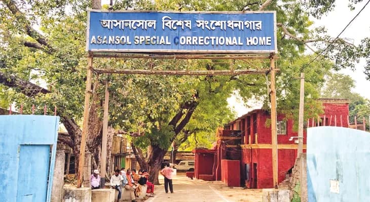 স্বামী হত্যার অভিযোগে জেলবন্দি বধূ, তিন বছর পর ফুটফুটে মেয়ের মুখ দেখবে বন্দি মা