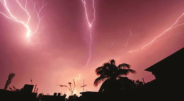 মিনিট কুড়ির বৃষ্টিতে রামপুরহাট শহরে ফিরল জমা জলের যন্ত্রণা, ভাসল হাসপাতাল চত্বর
