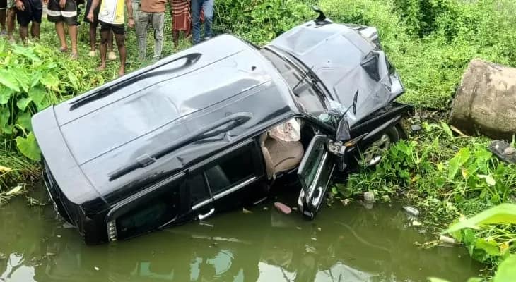 গোপালনগরে রেষারেষির সময় দুর্ঘটনার কবলে গাড়ি, মহিলার মৃত্যু, জখম চার