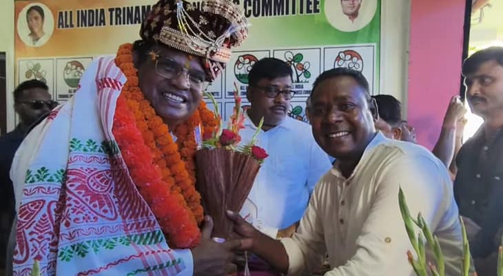ডুয়ার্সে পা রাখতেই জন বারলাকে সংবর্ধনা তৃণমূল কর্মীদের