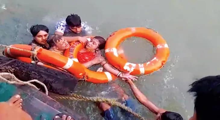 মেয়ের মৃত্যু, মাঝগঙ্গায় ঝাঁপ মা-বাবার, এক যুবক ও দুই লঞ্চকর্মীর তৎপরতায় প্রাণরক্ষা
