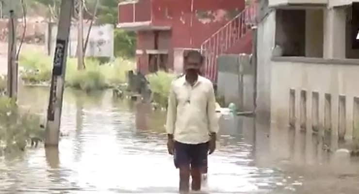 বেঙ্গালুরুতে ভারী বৃষ্টির জেরে জলমগ্ন একাধিক এলাকা