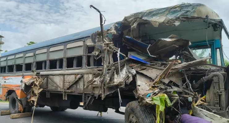 দীঘাগামী যাত্রীবাহী বাসের সঙ্গে লরির সংঘর্ষ, মৃত ১