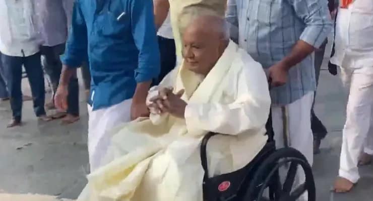 অন্ধ্রপ্রদেশের তিরুমালা মন্দিরে পুজো দিতে গেলেন প্রাক্তন প্রধানমন্ত্রী তথা জেডি(এস) প্রধান এইচ ডি দেবেগৌড়া