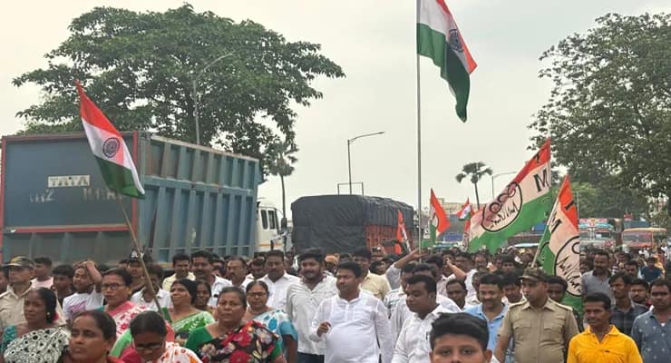 ভারতীয় সেনাকে কুর্নিশ জানিয়ে মুর্শিদাবাদের বহরমপুরের রাধারঘাটে পুরনো জাতীয় সড়কে তৃণমূলের বিশাল মিছিল