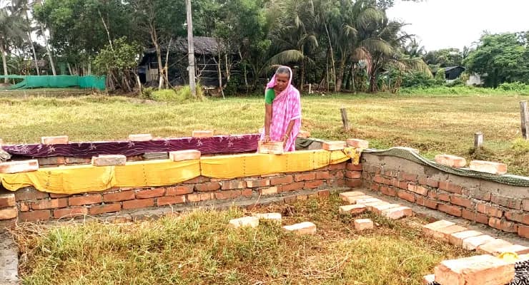 অসহায় দুই মহিলার বাড়ি তৈরির দায়িত্ব নিল পঞ্চায়েত, দক্ষিণ ২৪ পরগনায় গৃহ নির্মাণ শেষ ৪ হাজার উপভোক্তার