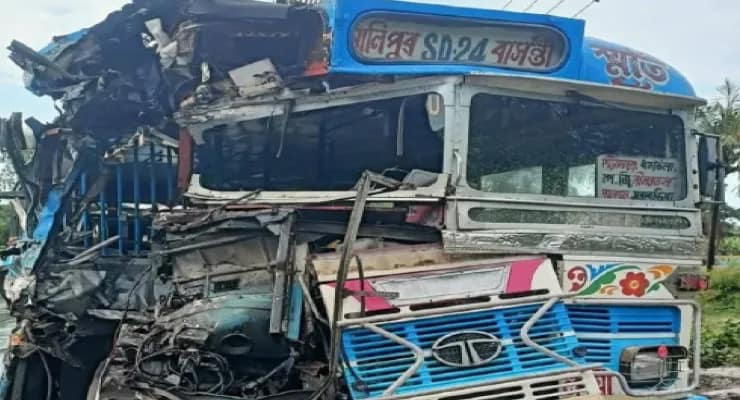 ওভারটেক করতে গিয়ে বাসের  সঙ্গে সংঘর্ষ ট্রাকের, মৃত যাত্রী