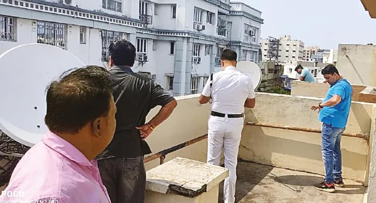 ব্রেক আপ! চিনার পার্কের বহুতল থেকে মরণঝাঁপ বি-টেক পড়ুয়ার