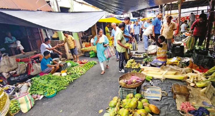 নবদ্বীপের চারিচারা বাজারে রাস্তার উপর বসে দোকান
