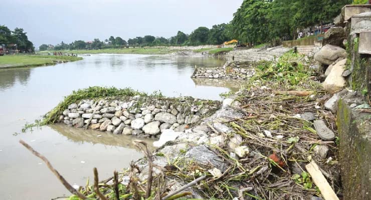 পাহাড়ে ধসে ক্ষতিগ্রস্ত বাড়ি, শিলিগুড়িতে মহানন্দার জল বাড়ায় থমকে পাড় বাঁধানো