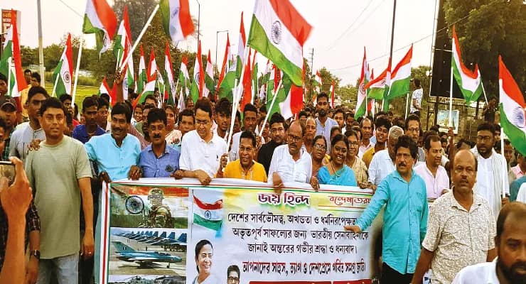 চন্দ্রকোণায় তৃণমূলের সেনা-সম্মান মিছিল