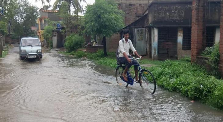 ব্যাপক বৃষ্টিতে জলমগ্ন কাটোয়া