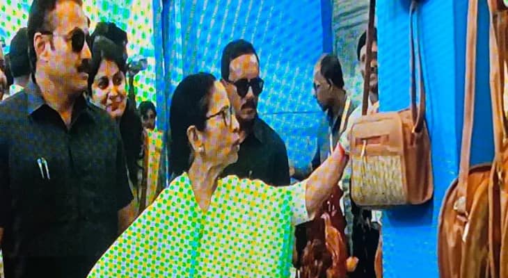 শিলিগুড়িতে দীনবন্ধু মঞ্চের কাছে সৃষ্টিশ্রী স্টল পরিদর্শন করলেন মুখ্যমন্ত্রী মমতা বন্দ্যোপাধ্যায়