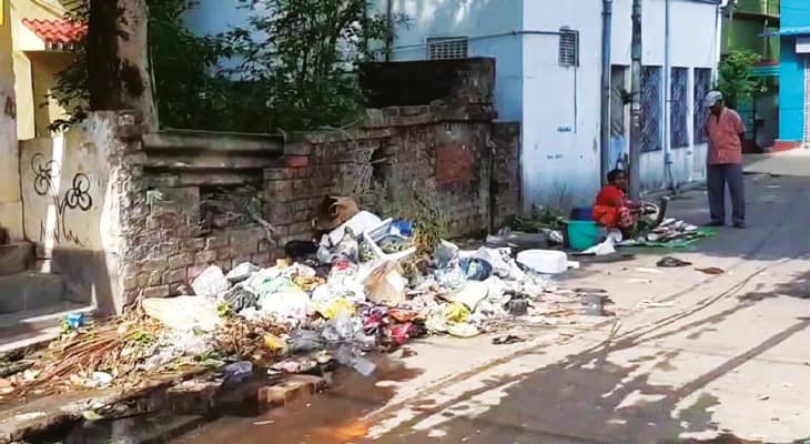 সাফাই কাজ বন্ধ হওয়ায় উত্তরপাড়া কার্যত নরক, দুর্গন্ধে জেরবার মানুষ