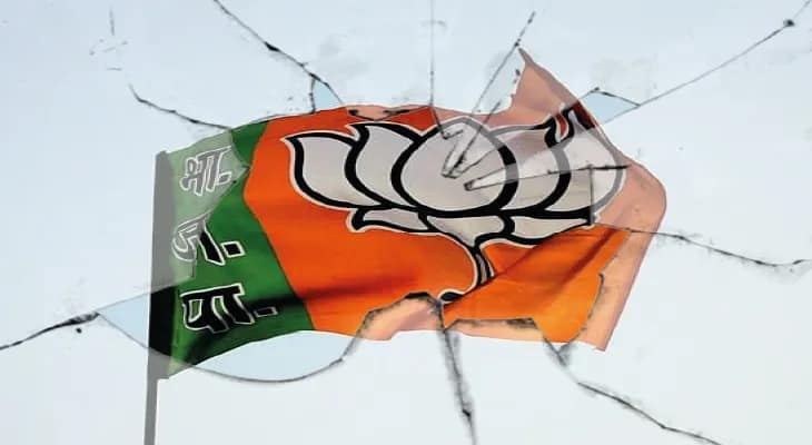 বারাসতে বিজেপি নেতানেত্রীর  নামে পোস্টার, কটাক্ষ বিরোধীদের