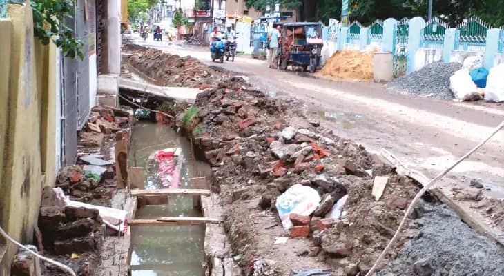 বহরমপুরে হাইড্র্যান্ট তৈরির কাজ চলায় রাস্তায় জমছে মাটি, দুর্ভোগ