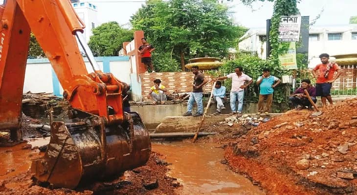 জমা জল বের করতে কাটা হল রাস্তা, আজ বৈঠকে বিধায়ক
