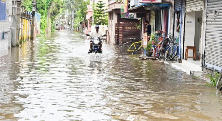 জ্যৈষ্ঠের বৃষ্টিতে জলমগ্ন রায়গঞ্জ ও কালিয়াগঞ্জ