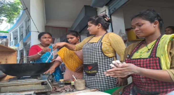 হোমের চার মূক ও বধির যুবতীকে স্বনির্ভরতার পাঠ রায়গঞ্জের কর্ণজোড়ার নিয়তি সরকারের