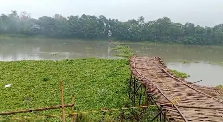 আত্রেয়ী নদীর জল বেড়ে যাওয়ায় ভেঙে গেল বাঁশের সাঁকো