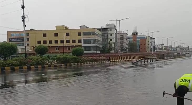 অন্ধ্রপ্রদেশের বিজয়ওয়াড়ায় ভারী বৃষ্টির জেরে জল জমেছে