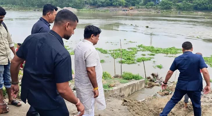 আত্রেয়ী ড্যামের ক্ষতিগ্রস্ত এলাকা পরিদর্শনে কেন্দ্রীয় মন্ত্রী তথা বিজেপির রাজ্য সভাপতি সুকান্ত মজুমদার