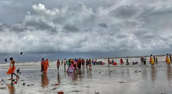 ইটের টুকরো ছড়িয়ে পড়েছে চারদিকে, এক নম্বর বিচে পুণ্যার্থীদের স্নান বন্ধ