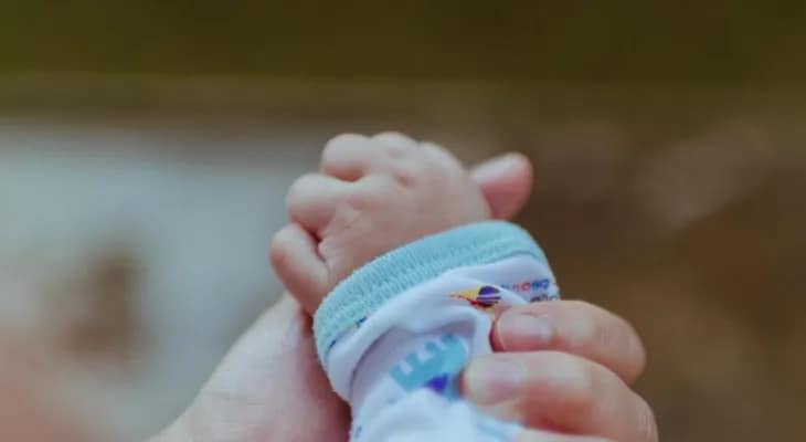 ৯ মাসের আমনকে দত্তক নিলেন হুগলির দম্পতি