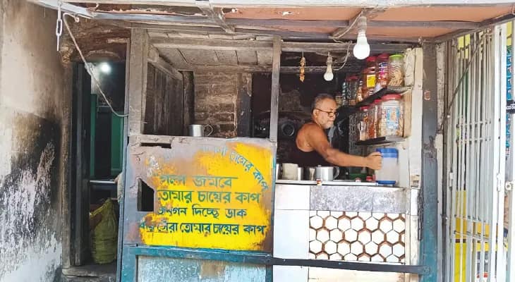 আজ বিশ্ব চা দিবস: লক্ষ্মীনারায়ণ কেবিনে থমকে আছে ঘড়ির কাঁটা, বাগবাজারে এখনও দু’টাকায় এক কাপ চা