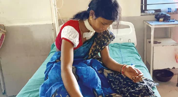 হাসপাতালের মধ্যে স্ত্রীর উপর অস্ত্র নিয়ে হামলা