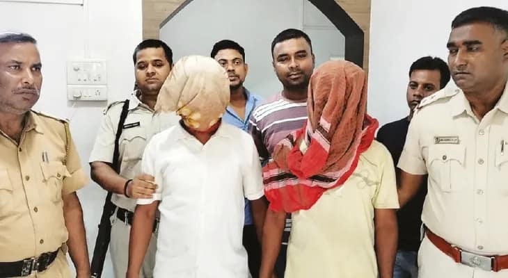ফল বিক্রির আড়ালে আগ্নেয়াস্ত্রের কারবার, সামশেরগঞ্জে গ্রেপ্তার বাবা-ছেলে